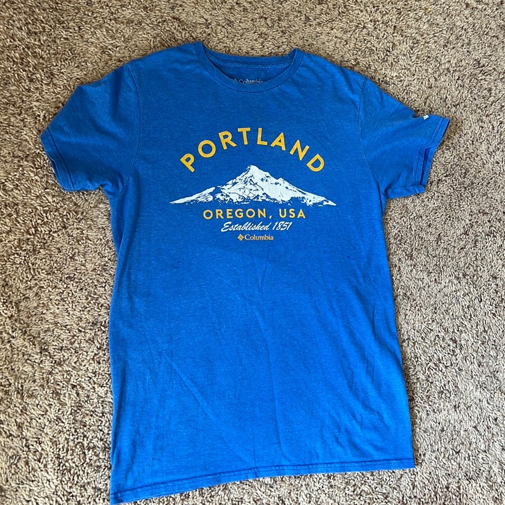 Super soft Columbia Sportswear Portland, OR mountain men graphic tee in size M!